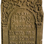 Fragment macewy w kształcie stojącego prostokąta. Ścianę przednią opracowano w reliefie wypukłym, w formie arkady ozdobionej ornamentem roślinnym, wspartej na dwóch pilastrach z korynckimi kapitelami. Wewnątrz napis w języku hebrajskim sławiący Chwalisz, córkę Mosesa Charifa, żonę Efraima.